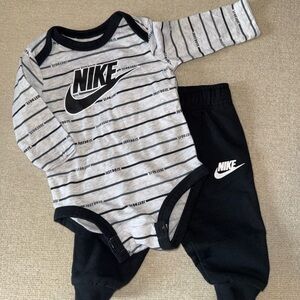 Nike 3M Baby Boys' Girls’ Gray & Black Logo One-Piece Set